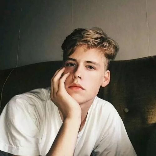 男孩图片帅气欧美头像,帅气男孩的时尚头像解析